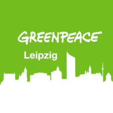 Logo Greenpeace Leipzig: Weiße Stadtsilhouette auf grünem Hintergrund.